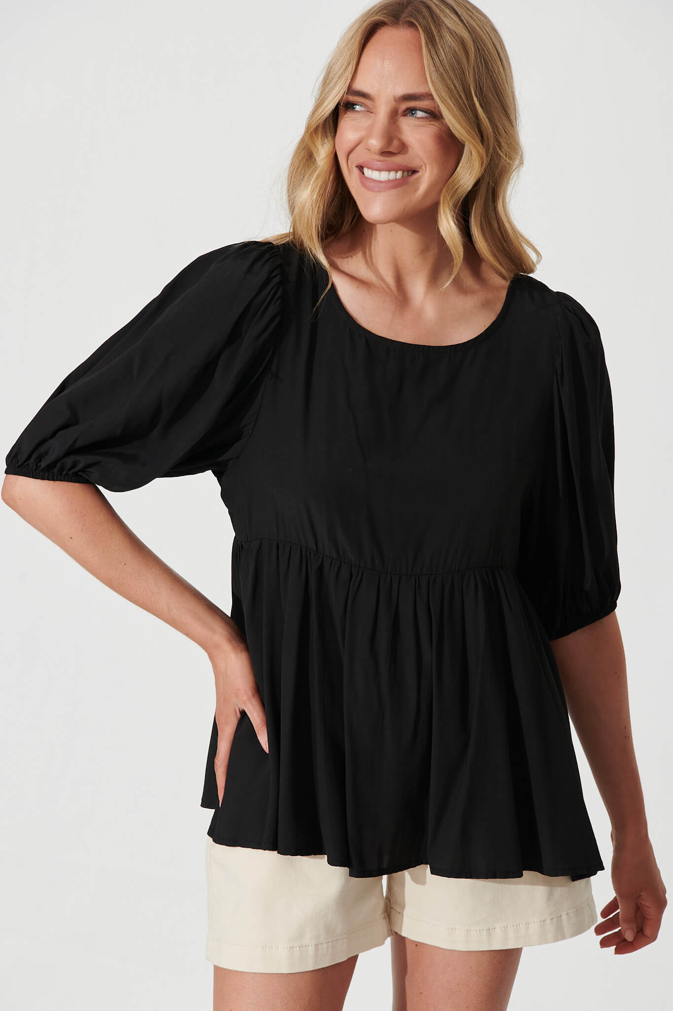 Chesta Top In Black - front