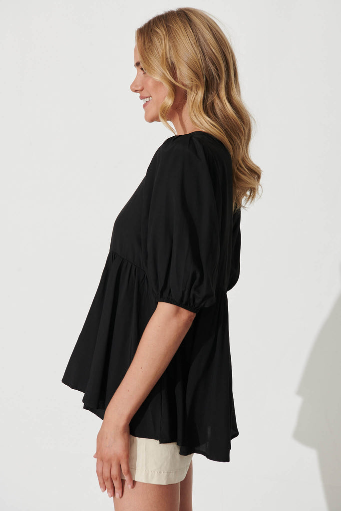 Chesta Top In Black - side