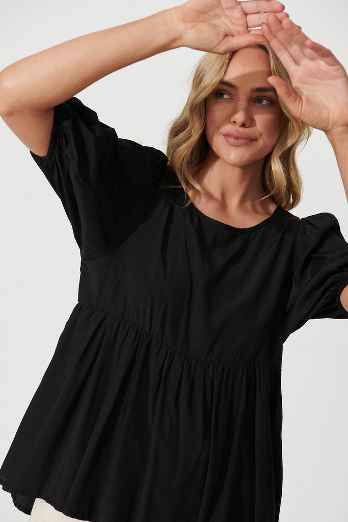 Chesta Top In Black - detail