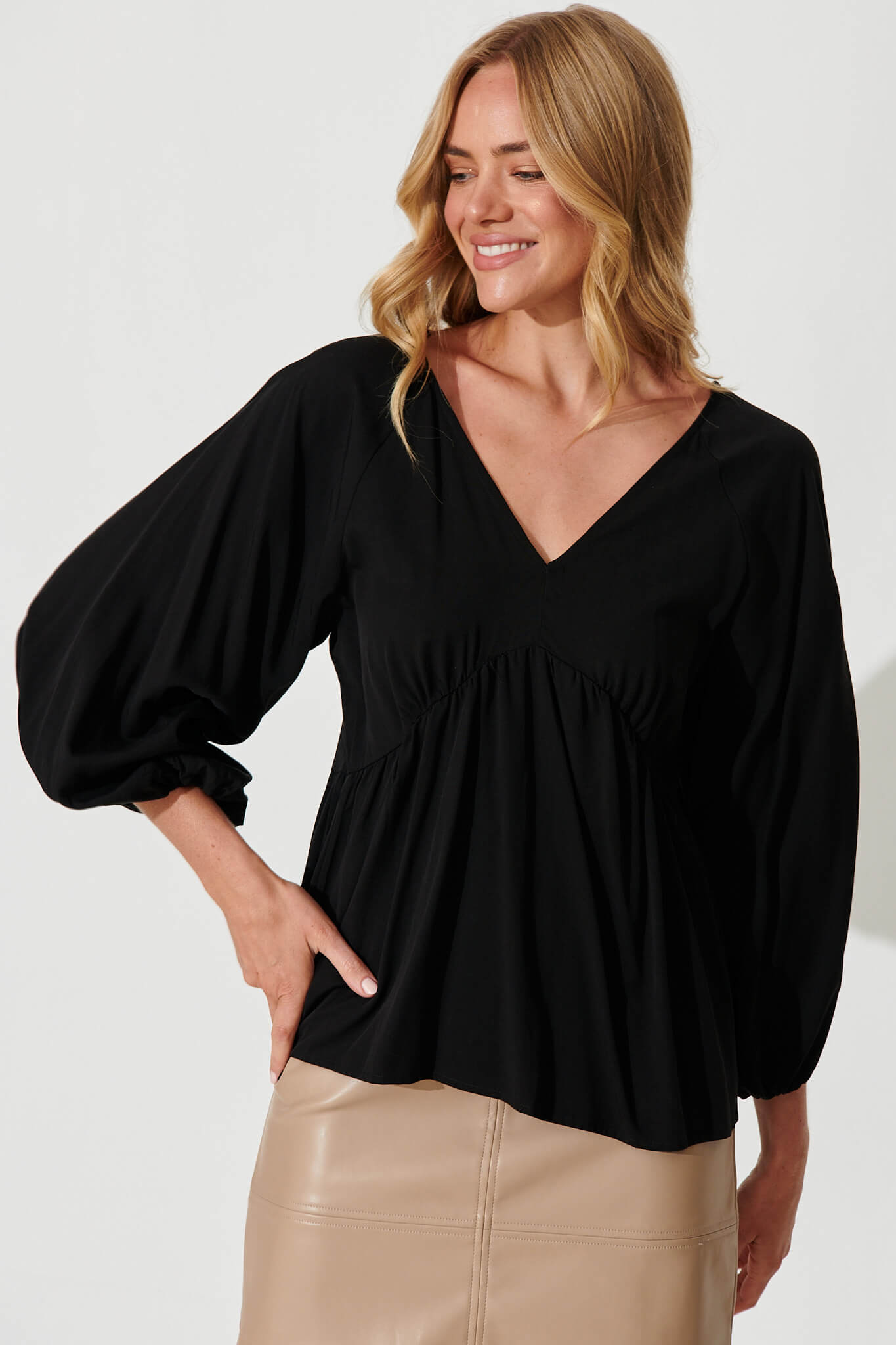 Harissa Top In Black - front