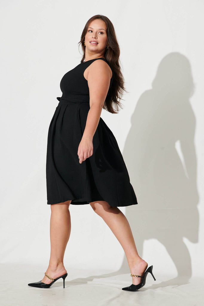 Jardin Dress In Textured Black - side