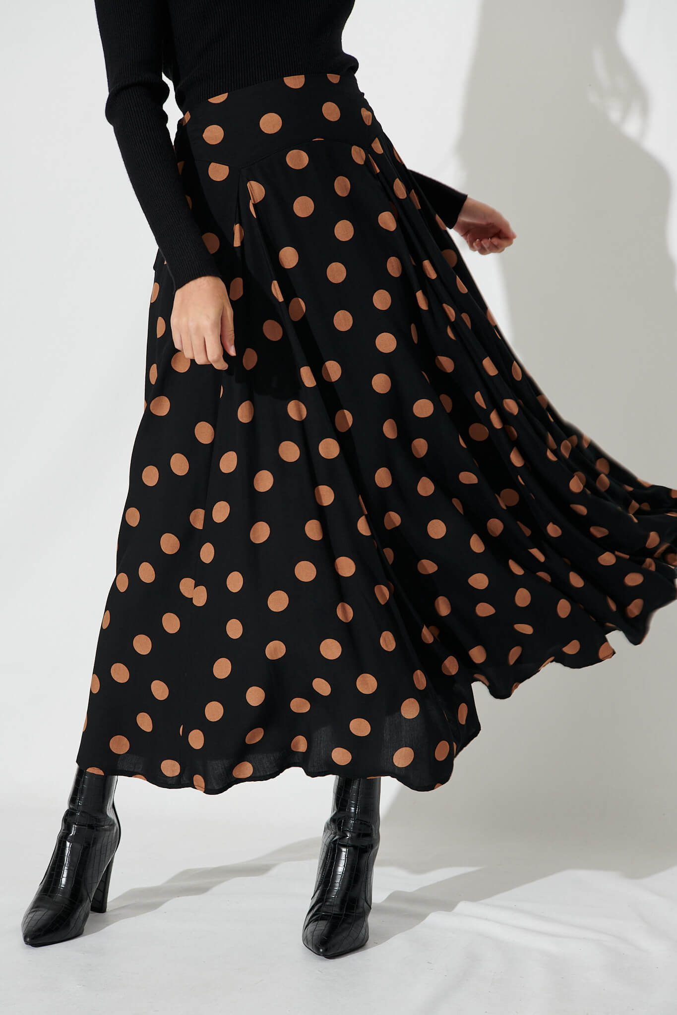 Brandsy Maxi Skirt In Black With Brown Spot - front