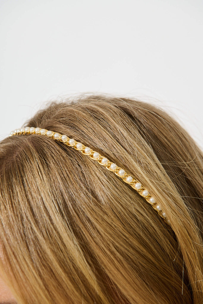 Jay Chain Headband in Gold with Pearl - POM detail