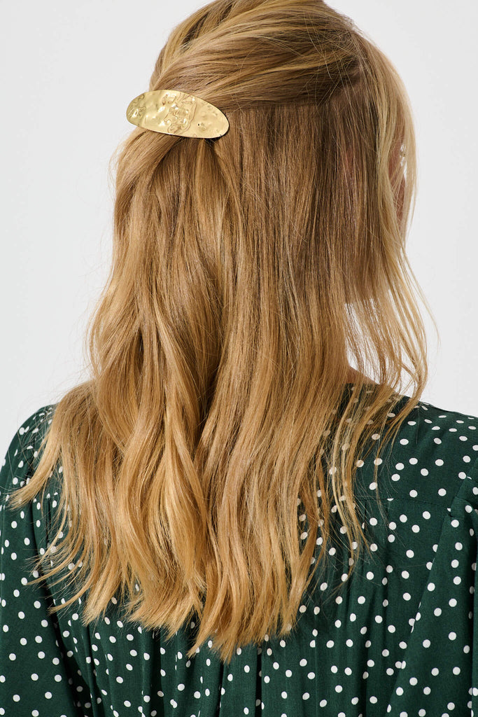 Aces Metal Oval Hair Clip In Textured Gold - POM back